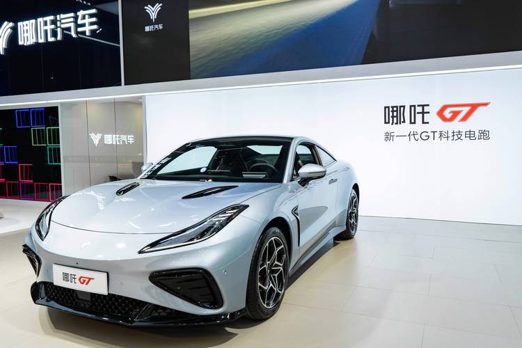 成都346哪吒汽车在智能汽车领域的表现，领途汽车在新能源汽车市场中的影响力